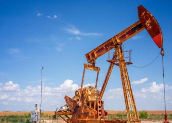 Optimistic US Economic Data and Geopolitical Tensions Cause Oil to Rise by Almost 2%