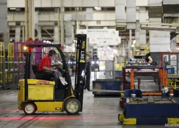 US business spending on equipment starts third quarter sluggishly