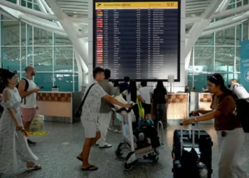 After a Volcano erupts, international Airlines suspend Flights to Bali