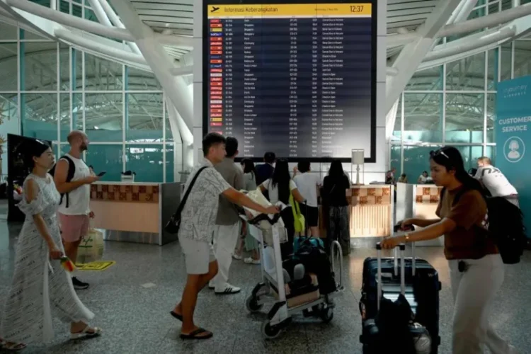 After a Volcano erupts, international Airlines suspend Flights to Bali