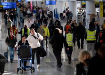 Should passengers who experience flight disruptions receive paid compensation from airlines? The US wants to hear