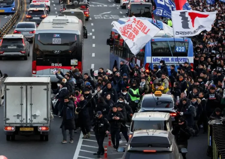 Investigators are Prevented from Apprehending Yoon, the Impeached President of South Korea, by Soldiers and Guards