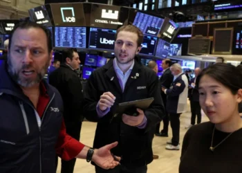 The Dollar falls but Global Markets Remain Stable as Investors Wait for Trump’s Next Move