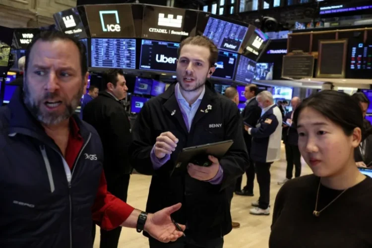 The Dollar falls but Global Markets Remain Stable as Investors Wait for Trump’s Next Move