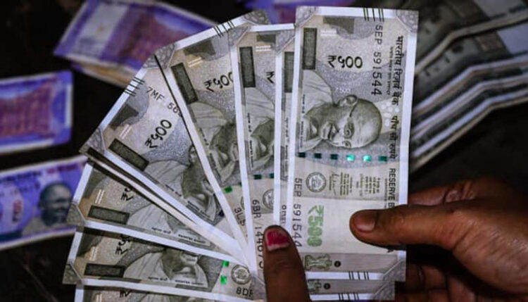 The Indian Rupee Falls Against the UAE Dirham Following Trump’s Fresh Tariff Announcement