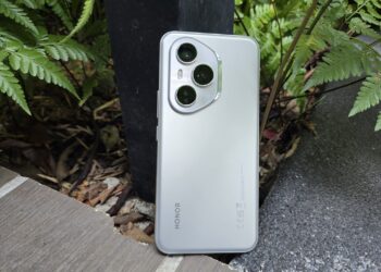 The New Honour 400 Pro Seamlessly Excels at Making Artificial Intelligence seem Natural