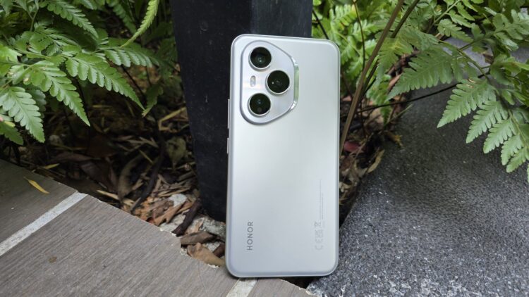 The New Honour 400 Pro Seamlessly Excels at Making Artificial Intelligence seem Natural