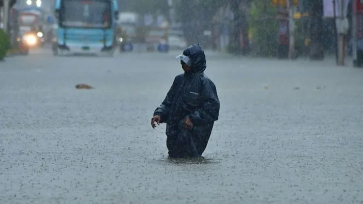 Mumbai, The Financial Hub of India, is Paralyzed by Heavy Rain