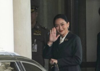 Due to a Phone Contact with a Cambodian Leader that was Disclosed, a Thai Court Dismissed the PM