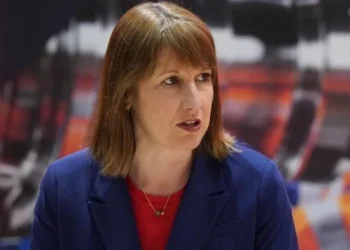 Reeves May Have a £20 Billion Budget Deficit as UK Productivity Declines