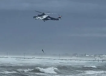 In Australia, a British Man Drowns as his Surfboard Breaks in Severe Weather