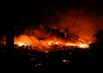 Explosions Near the Argentine Capital Caused a Massive Fire that Damaged Five Factories