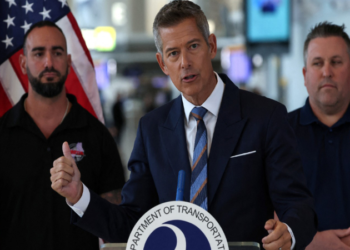 Due to the Closure, the US Transportation Secretary will Reduce Flights Starting on Friday