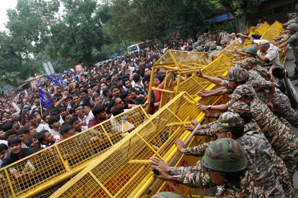 Thousands of Cockroach Protesters Marching on India’s Parliament are Stopped by Police